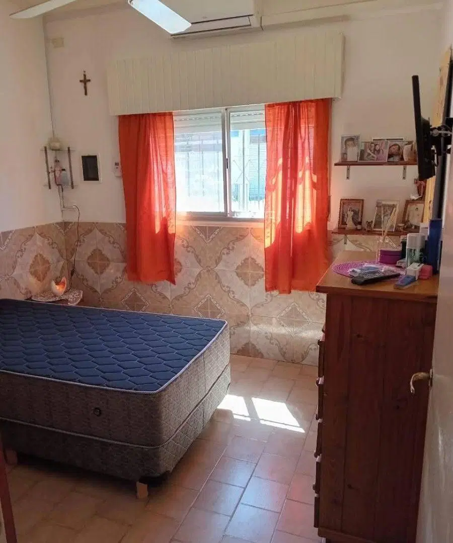 Casa con galería amplia y departamento al fondo.muy cuidada 2