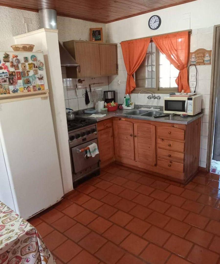 Casa con galería amplia y departamento al fondo.muy cuidada