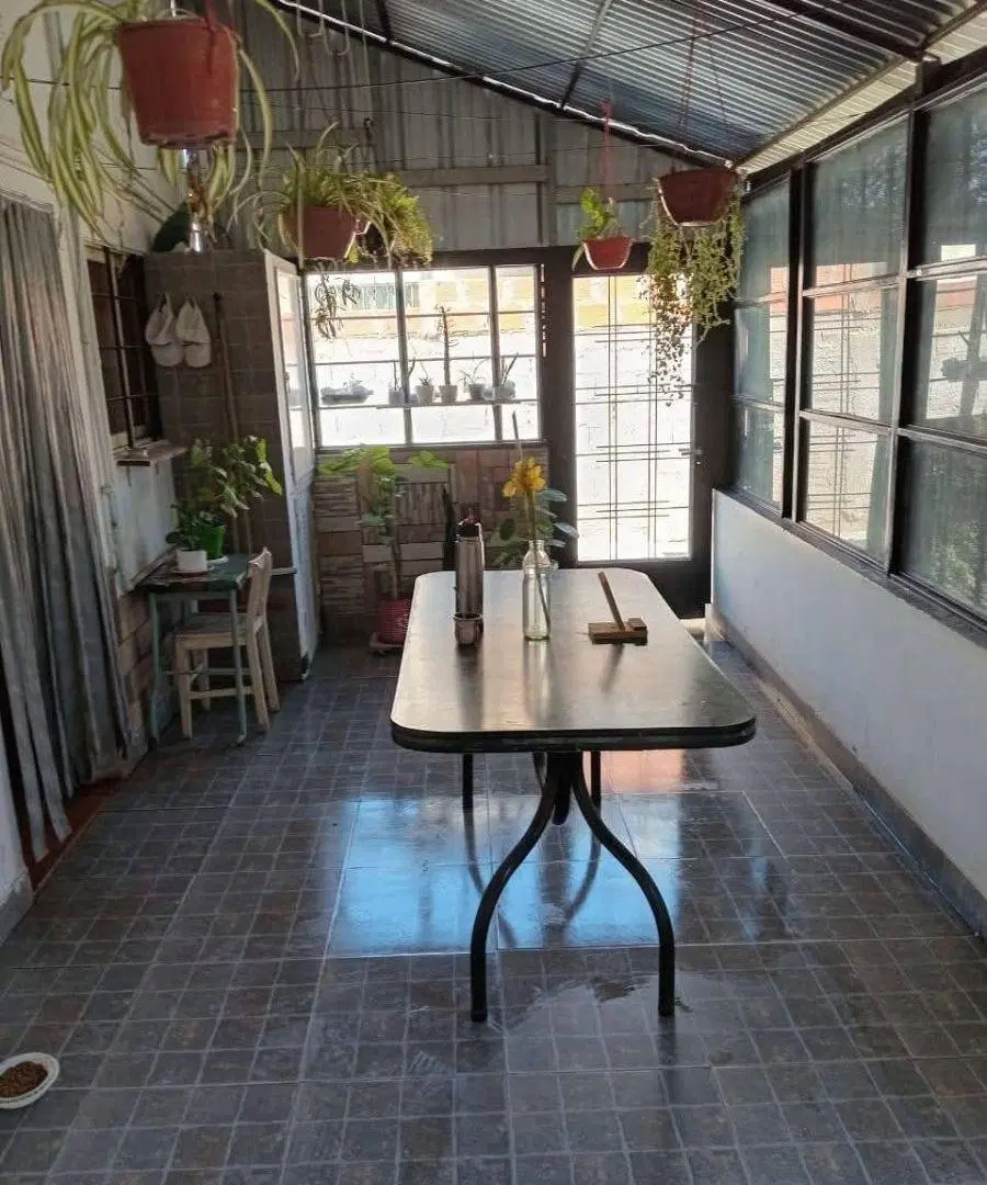 Casa con galería amplia y departamento al fondo.muy cuidada 5