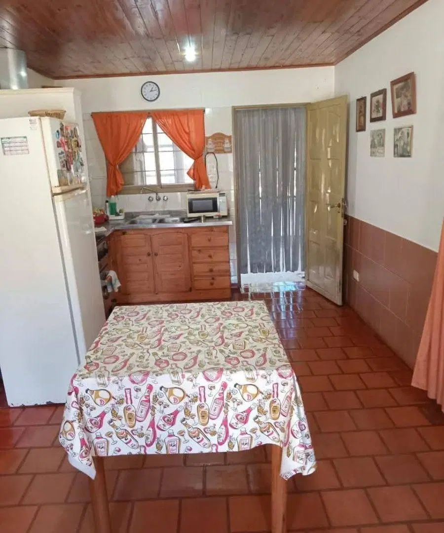 Casa con galería amplia y departamento al fondo.muy cuidada 3