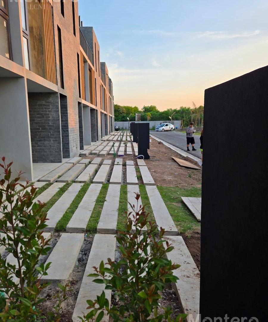 Foto de Casa Tríplex en SUNNY - Camino de los Remeros Tigre - Barrio Privado, imagen 1
