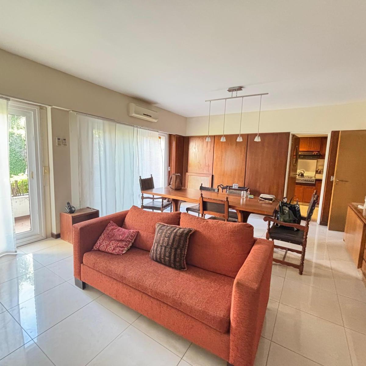 Importante Residencia en Venta en Villa Urquiza.6 Dorm.. Apto Crédito. 3