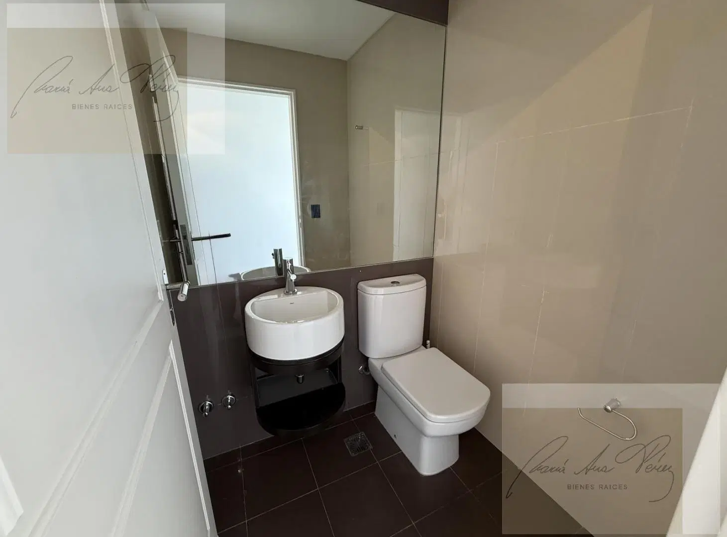 Departamento en venta en Puerto Madero. Dos amplios ambientes.Toilette.Apto credito. 5