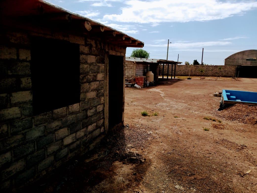 Lote con Pileta, Pequeño Depto, Baños Hombres/mujeres. 3