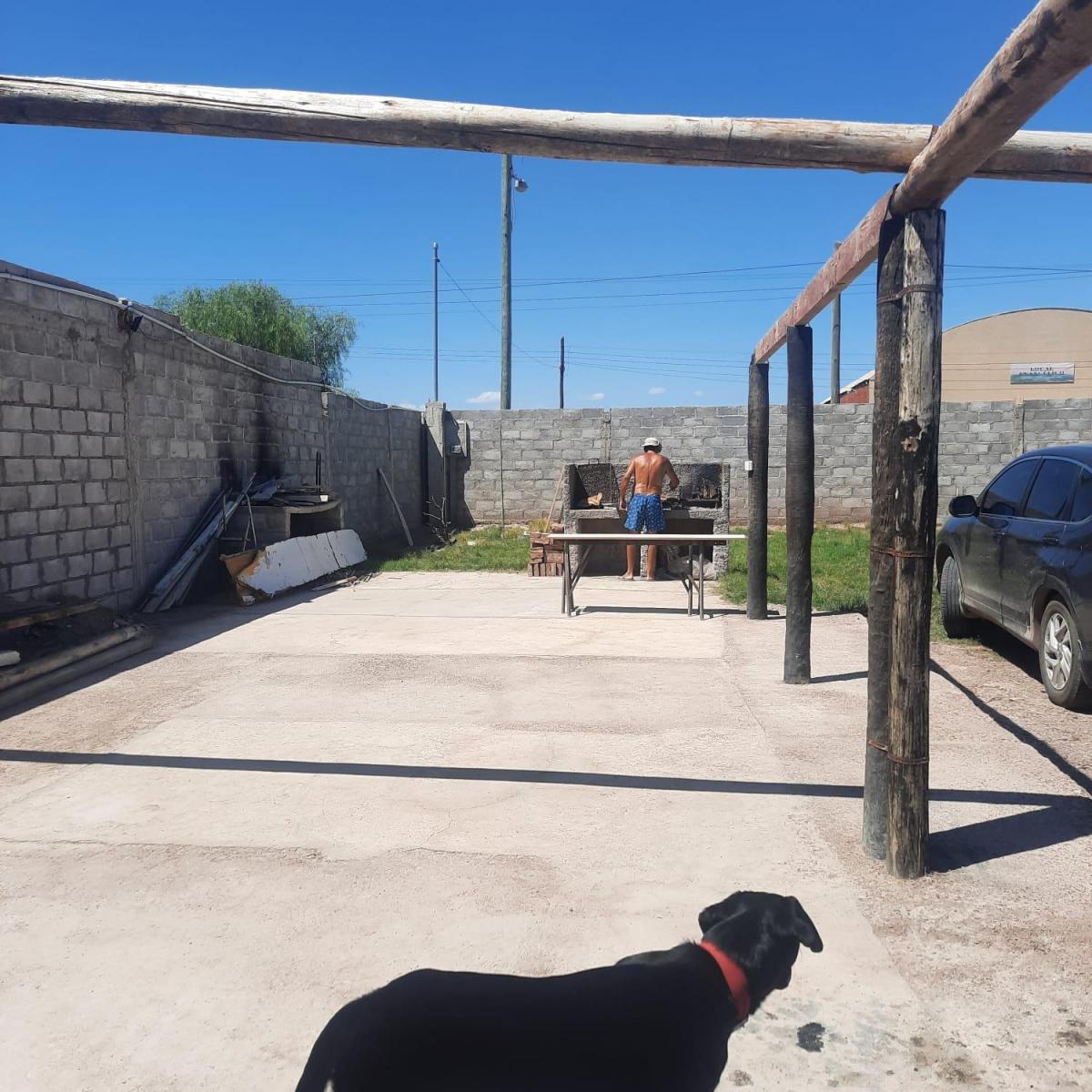 Lote con Pileta, Pequeño Depto, Baños Hombres/mujeres. 2