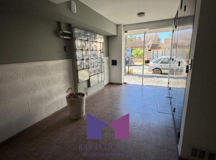 ALQUILER DEPTO 2 AMB AL FRENTE CON BALCON EN 2º PISO POR ESCALERA $380.000.- 1