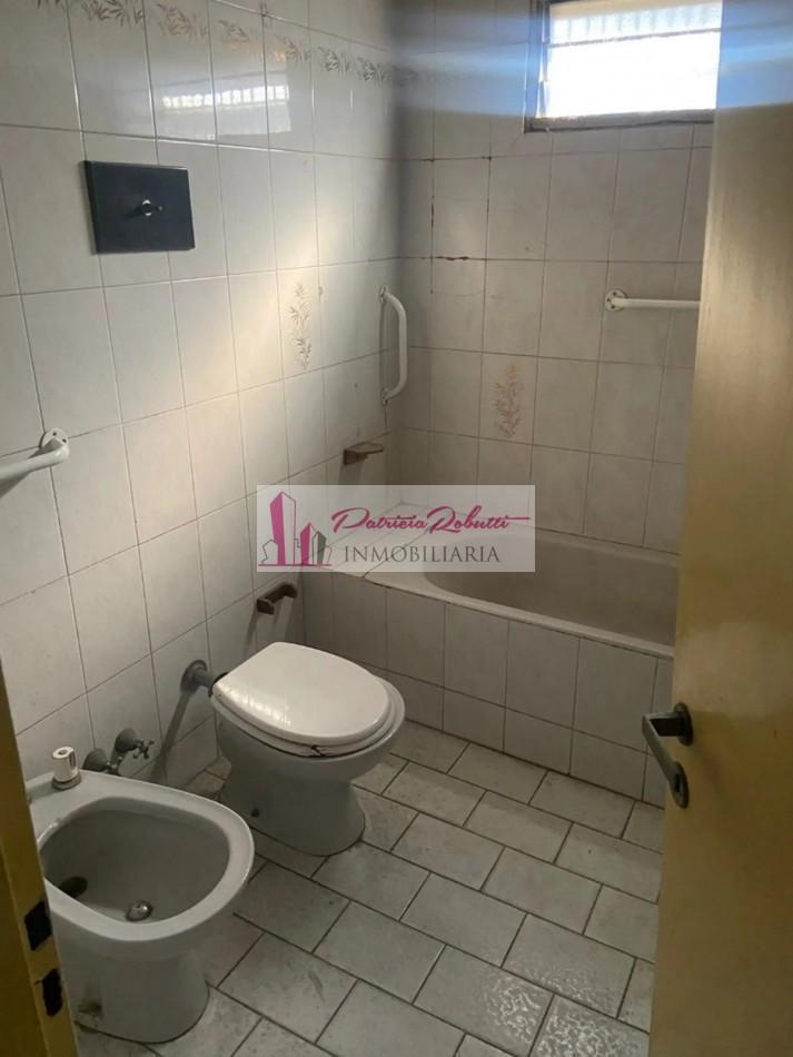 En Venta Casa 6 Ambientes a Refaccionar en Flores 5
