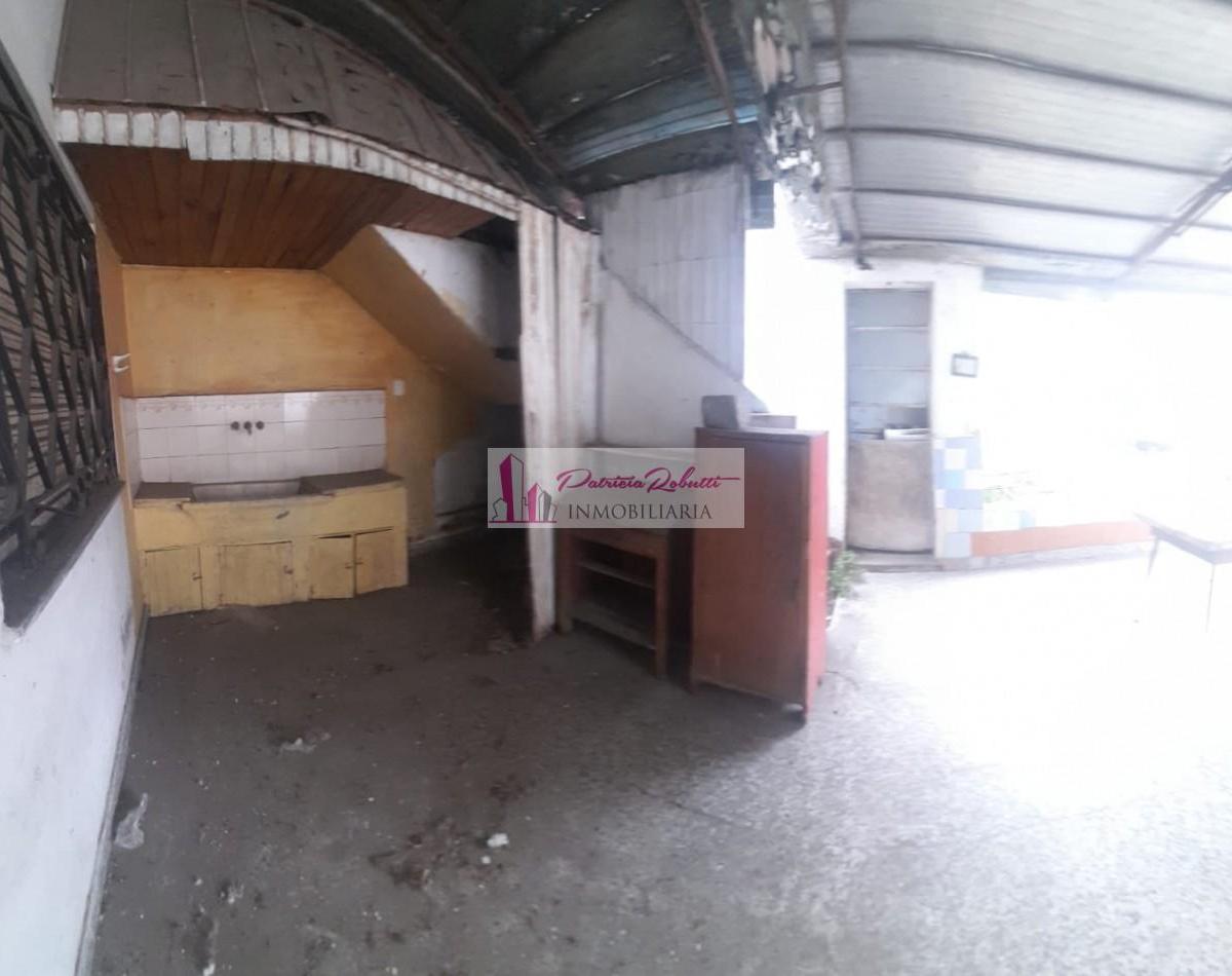 En Venta Casa con Lote Libre Terreno en Villa Lugano 1