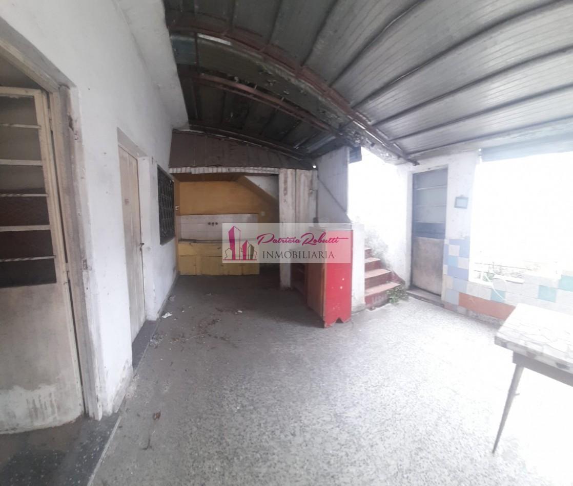 En Venta Casa con Lote Libre Terreno en Villa Lugano 3