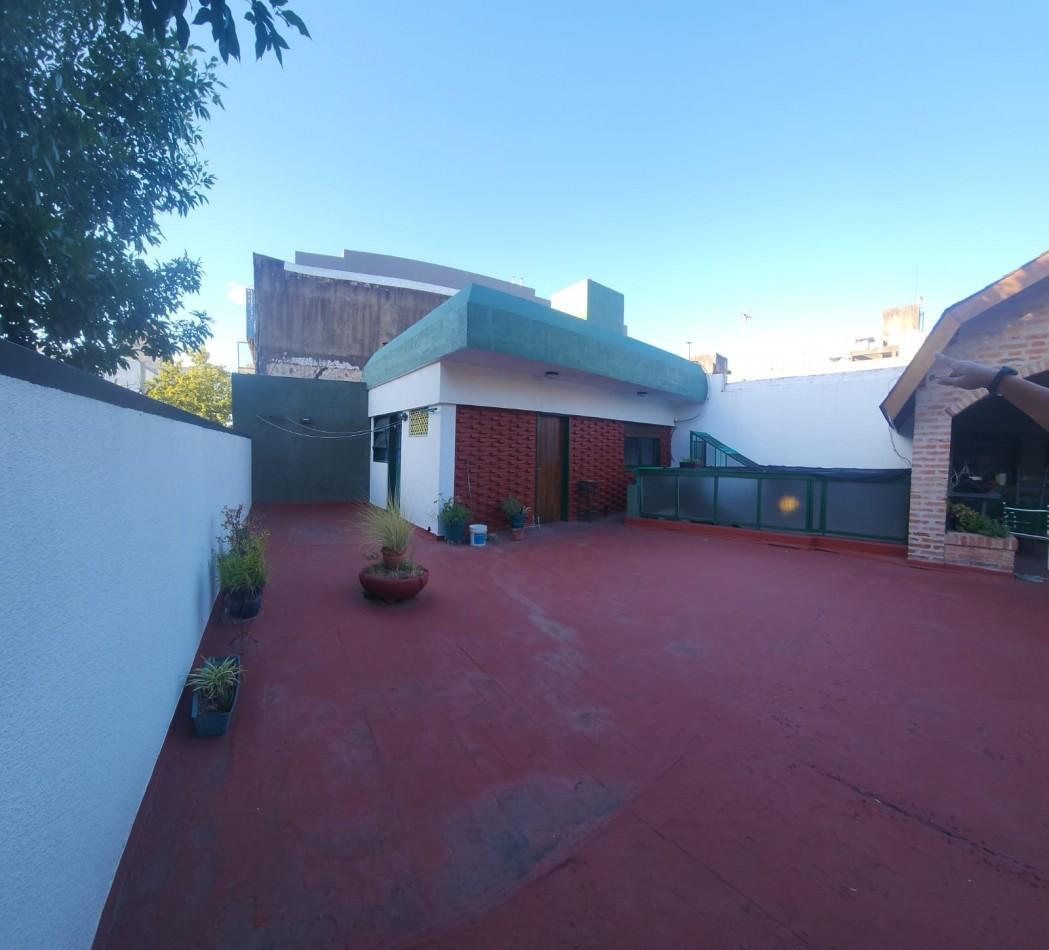 EN VENTA EXCELENTE CASA 5 AMBIENTES CON QUINCHO Y TERRAZA- FLORES NORTE- CABA.
