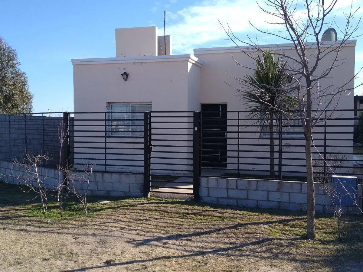 VENDO CASA CON PILETA EN BARRIO UNIVERSITARIO 4