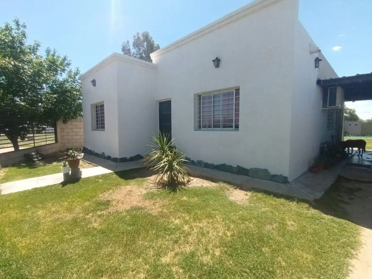 VENDO CASA CON PILETA EN BARRIO UNIVERSITARIO 3