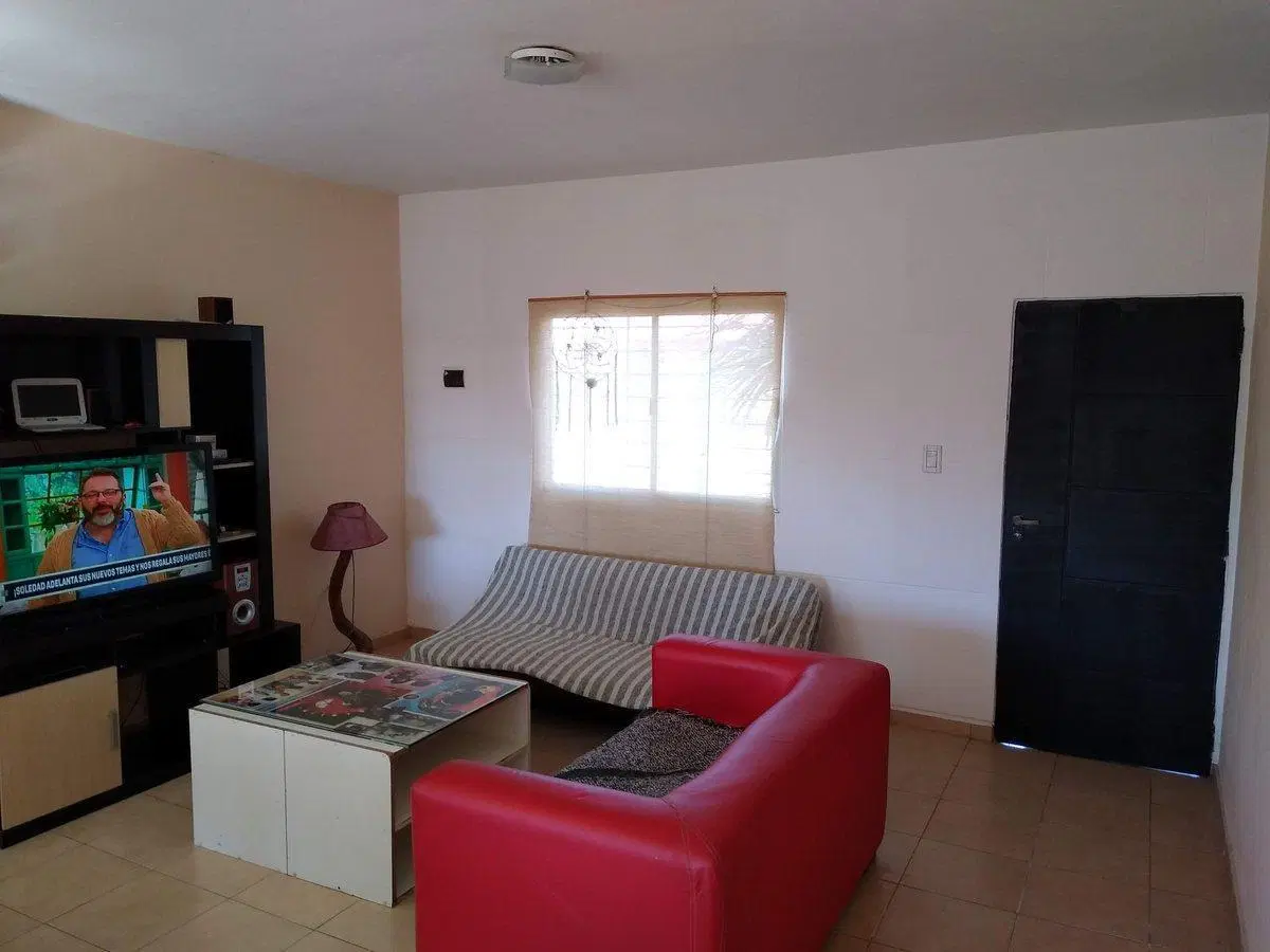 VENDO CASA CON PILETA EN BARRIO UNIVERSITARIO 2