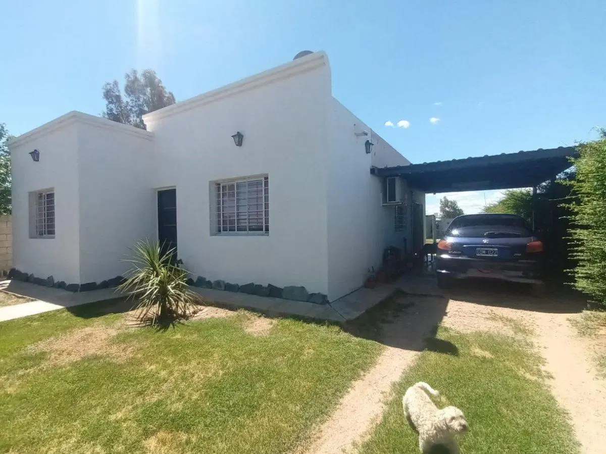 VENDO CASA CON PILETA EN BARRIO UNIVERSITARIO 5