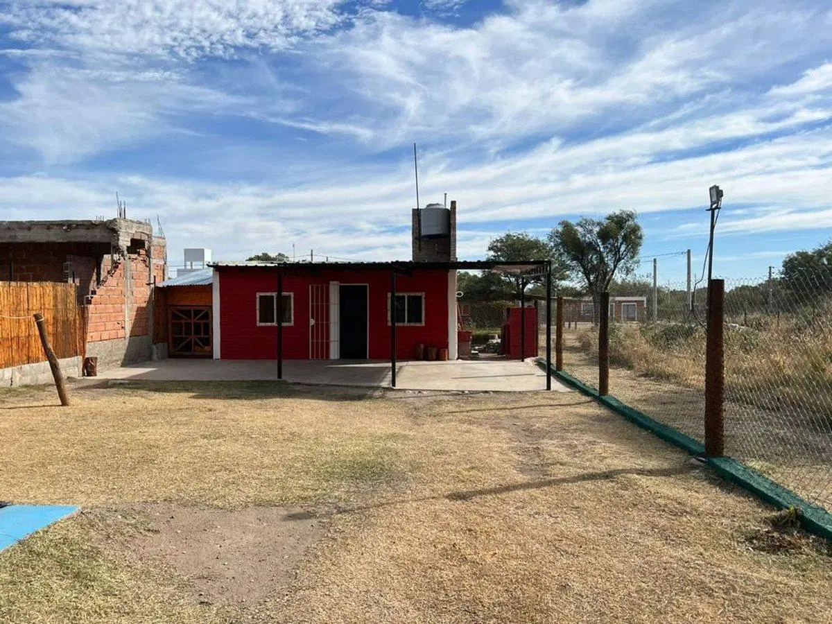VENDO CASA MONOAMBIENTE CON PILETA EN NOGOLÍ- SL 4