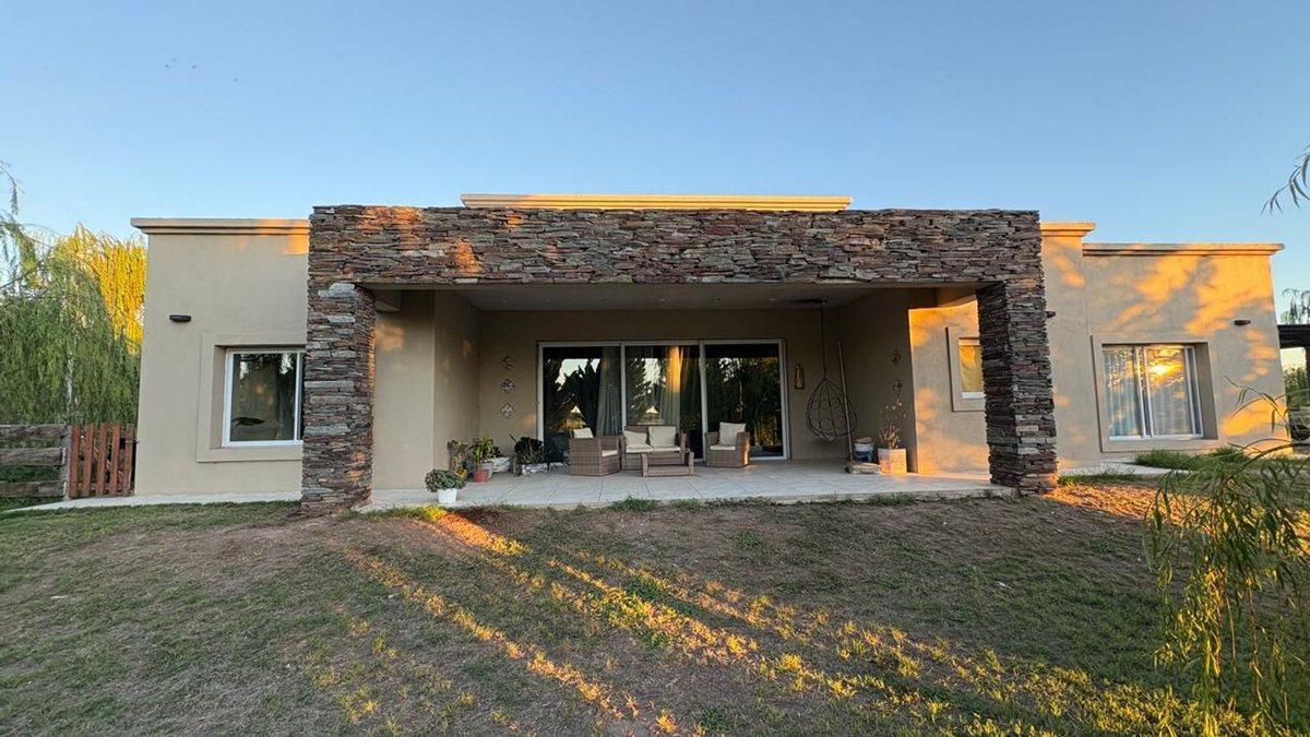 VENTA DE CASA BARRIO PRIVADO "3 LOMAS"  DONOVAN