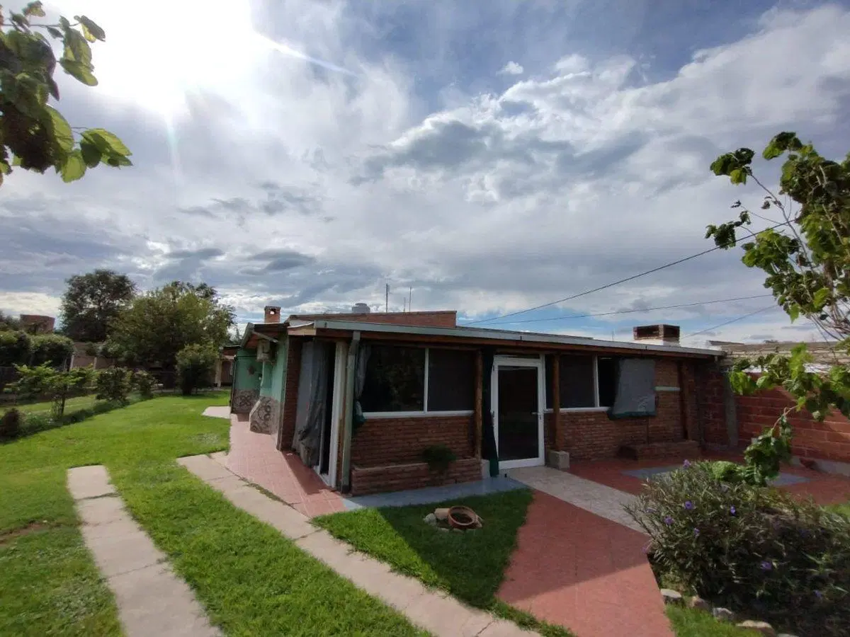VENDE CASA Y 2 DEPARTAMENTO JUANA KOSLAY SAN LUIS 4