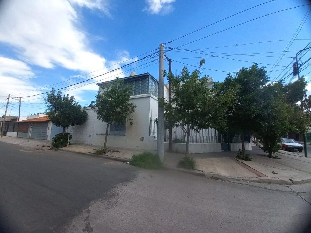 VENDE CASA GOB ALRIC Y SARMIENTO - SAN LUIS - ARG.