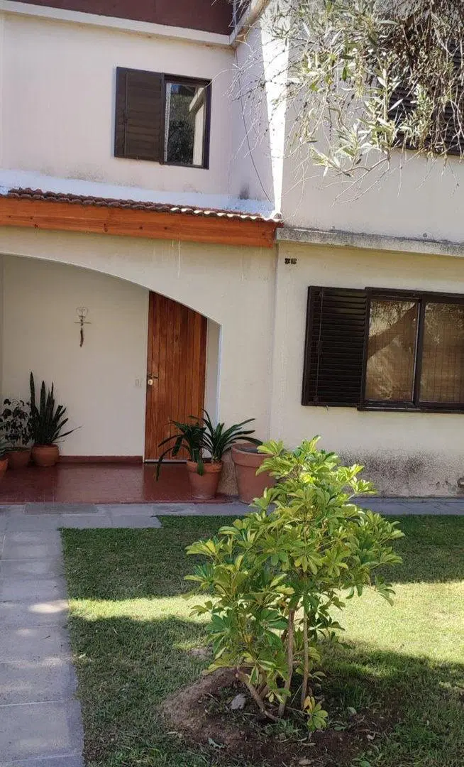 Venta casa y departamento con patio y pileta 3