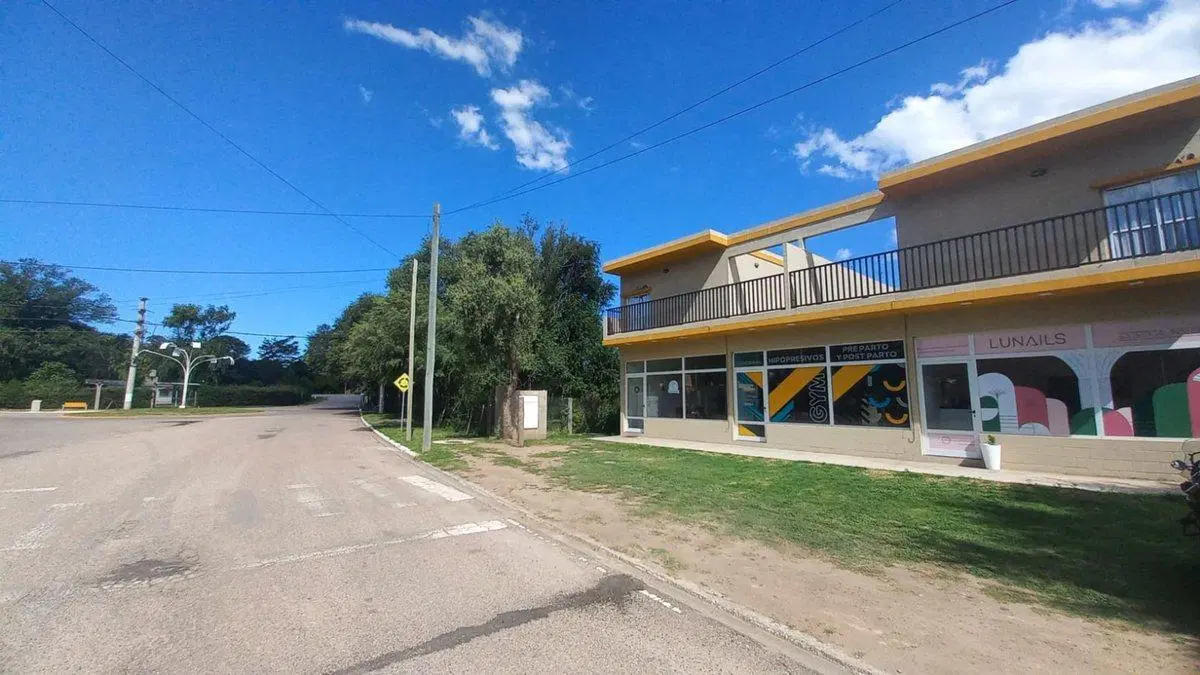 VENDE LOCALES + DPTOS ZONA JUANA KOS.- SAN LUIS 8