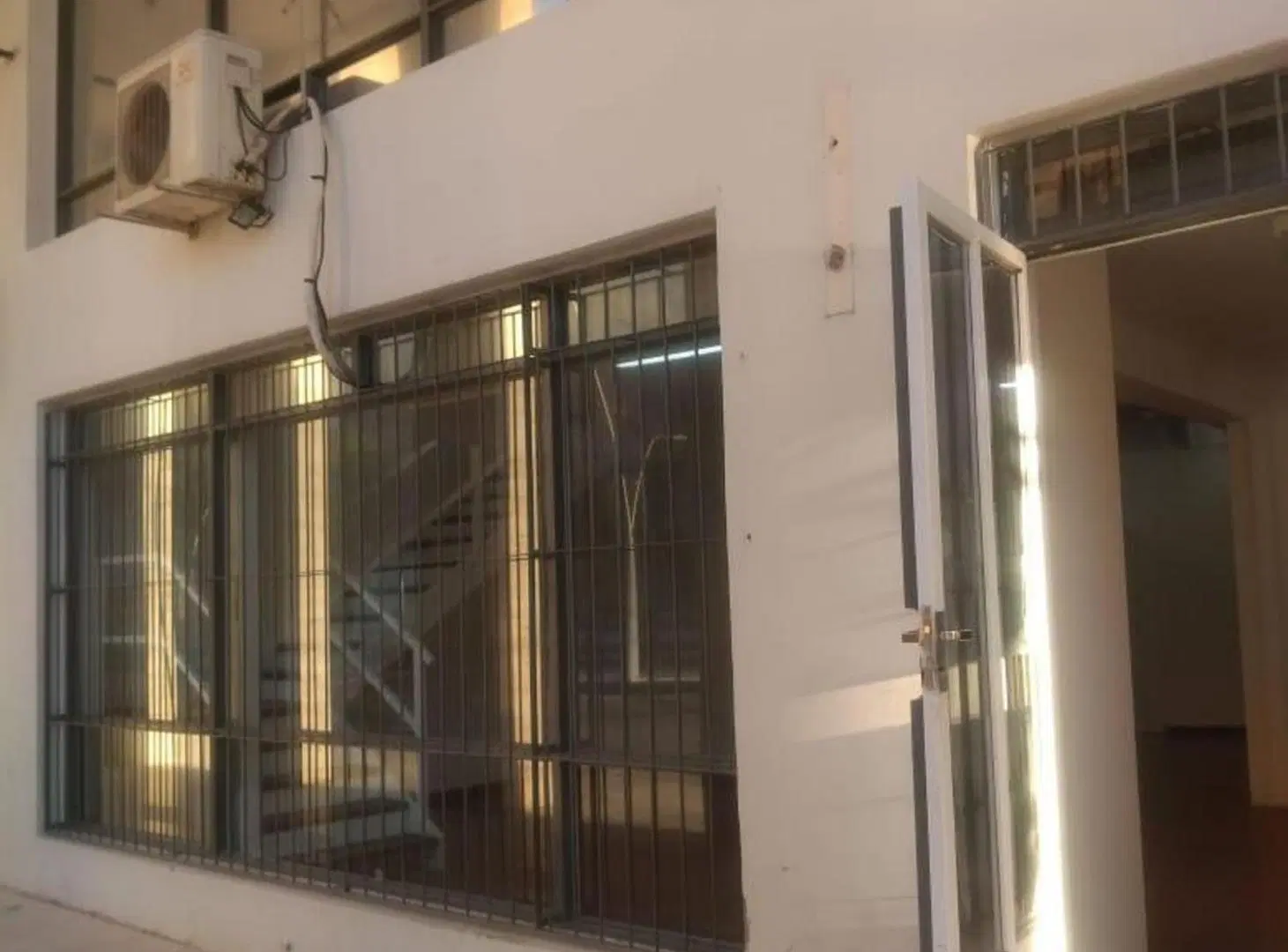 Alquiler de local comercial sobre av. Ilia 5