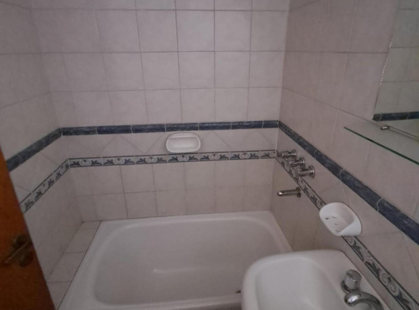 Foto de Depto. 4 ambientes en venta sobre calle Pringles, imagen 3