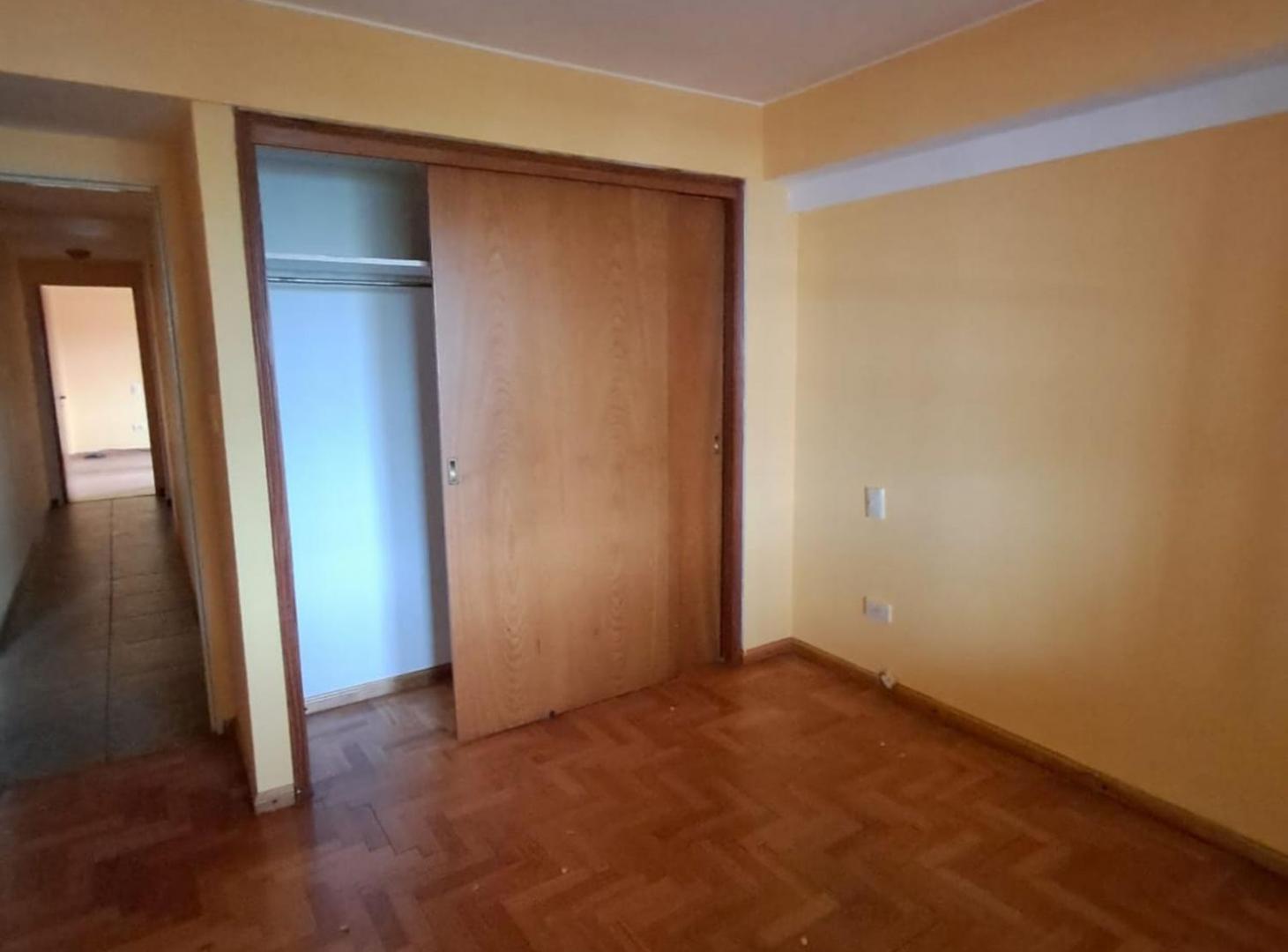 Foto de Depto. 4 ambientes en venta sobre calle Pringles, imagen 5
