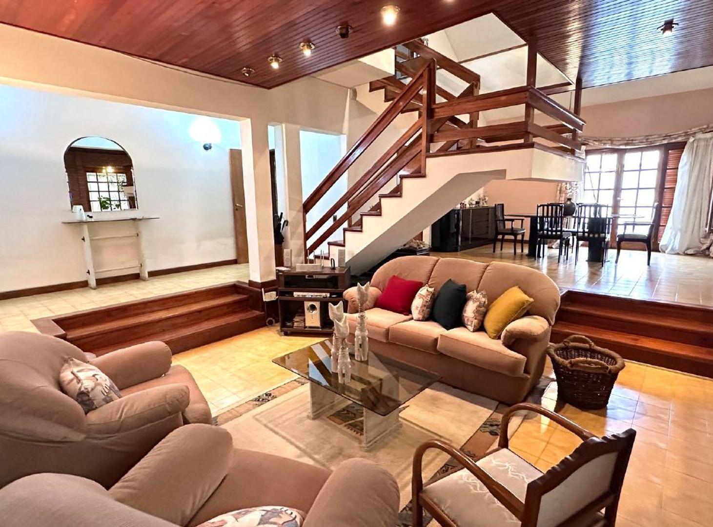 Foto de Casa de categoría con pileta y quincho - San Luis, imagen 1