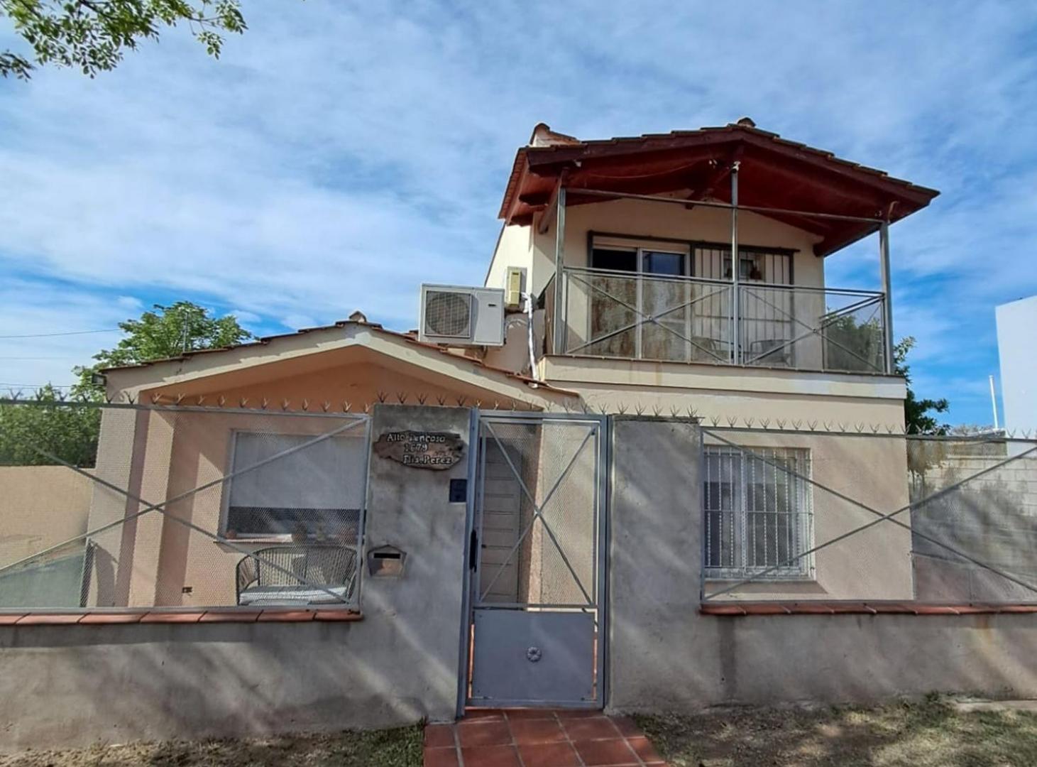 CASA EN VENTA 4 AMBIENTES CON PILETA EN JUNA KOSLA