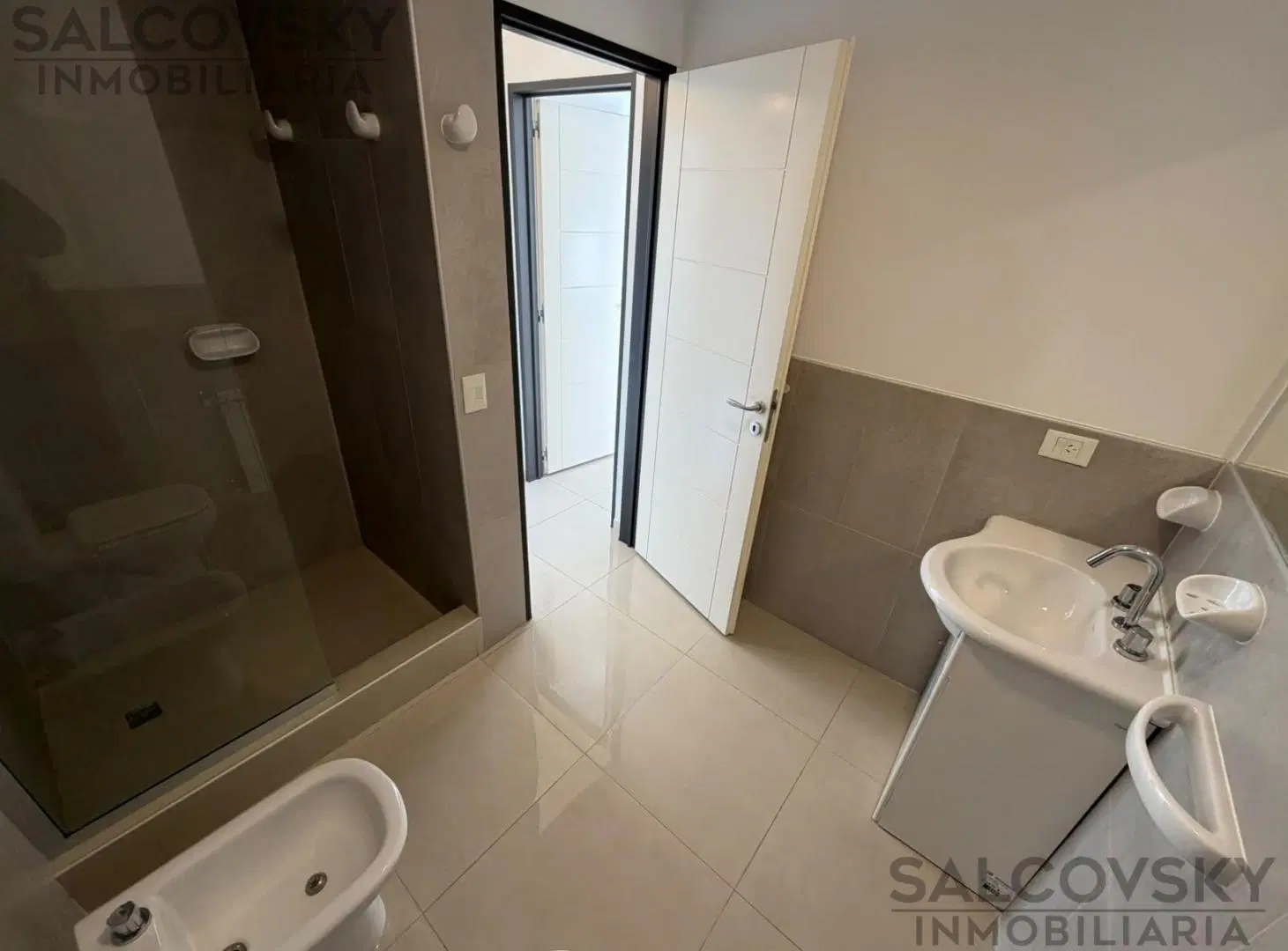 Departamento en alquiler de 1 dormitorio a una cuadra y 1/2 de la Playa! en Puerto Madryn 2