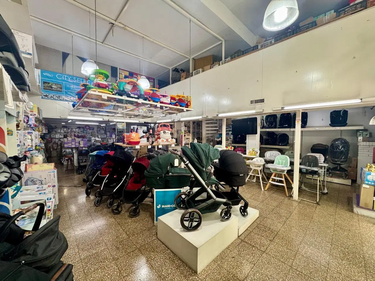 Local en el centro, amplio salón con entrepiso con doble altura. A 4 cuadras del Paseo Del Siglo. 5