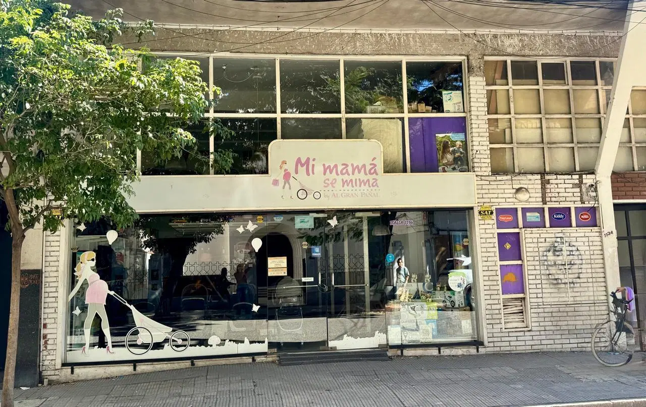 Local en el centro, amplio salón con entrepiso con doble altura. A 4 cuadras del Paseo Del Siglo. 1