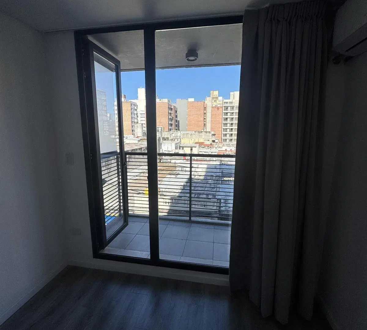 Monoambiente con isla y gran espacio de guardado en cocina, placard, Aire acondicionado y cortinas b 8