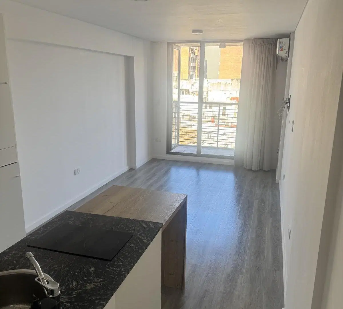 Monoambiente con isla y gran espacio de guardado en cocina, placard, Aire acondicionado y cortinas b 2
