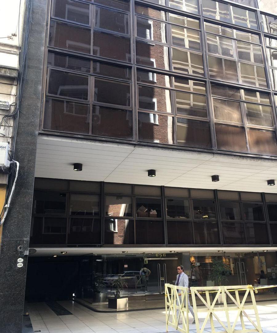 VENTA OFICINAS PISO COMPLETO Y 5 COCHERAS en Microcentro