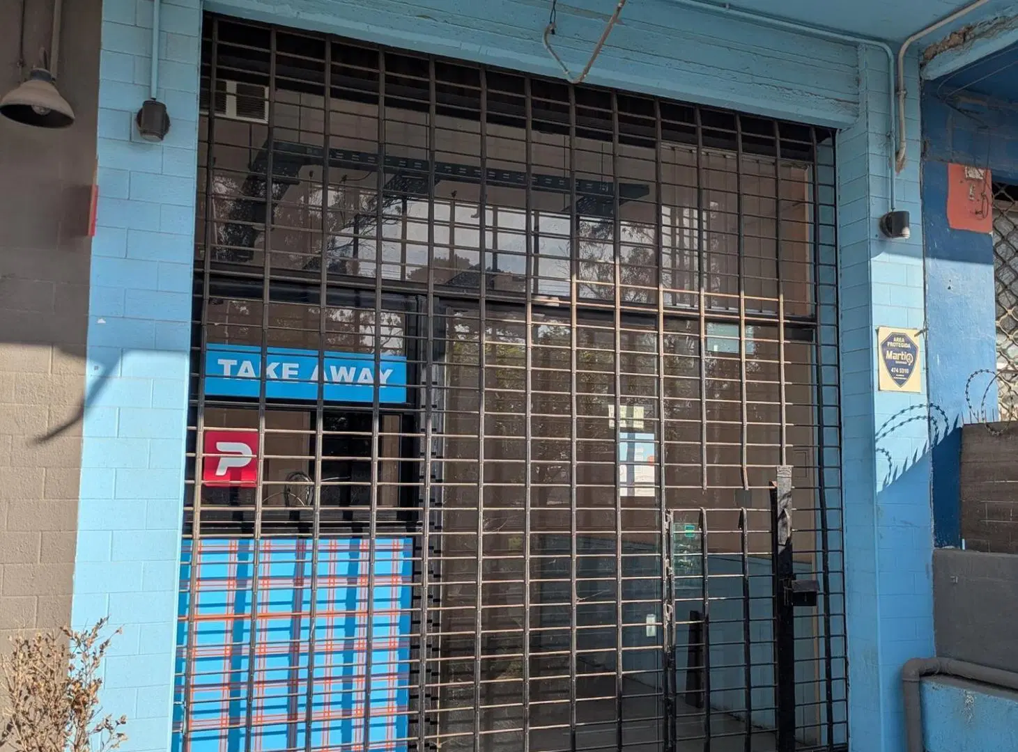 **DOS LOCALES UNIFICADOS EN ALQUILER - IDEAL PARA EMPRENDIMIENTO GASTRONOMICO SOBRE AV. MARIO BRAVO* 5