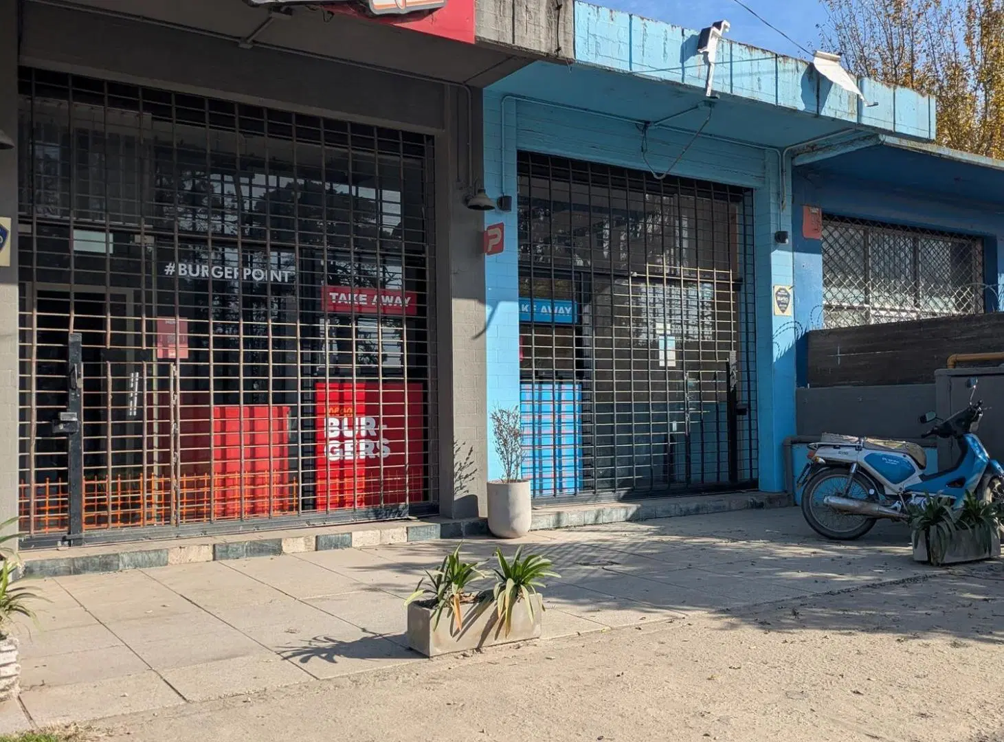 **DOS LOCALES UNIFICADOS EN ALQUILER - IDEAL PARA EMPRENDIMIENTO GASTRONOMICO SOBRE AV. MARIO BRAVO* 3