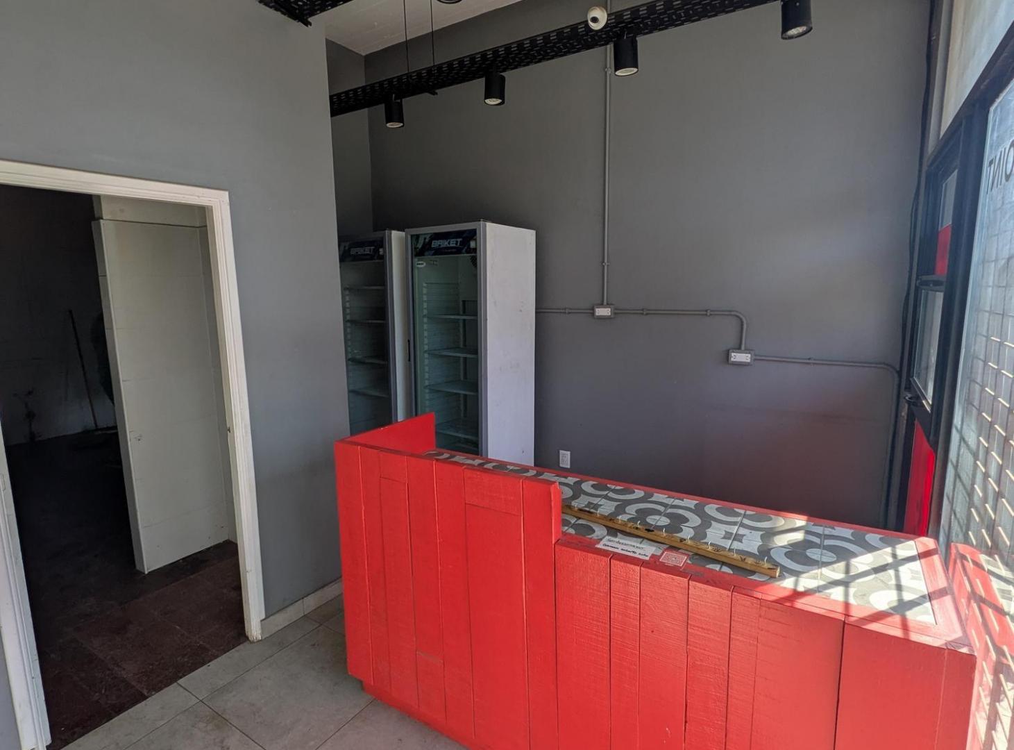 Foto de **DOS LOCALES UNIFICADOS EN ALQUILER - IDEAL PARA EMPRENDIMIENTO GASTRONOMICO SOBRE AV. MARIO BRAVO*, imagen 4