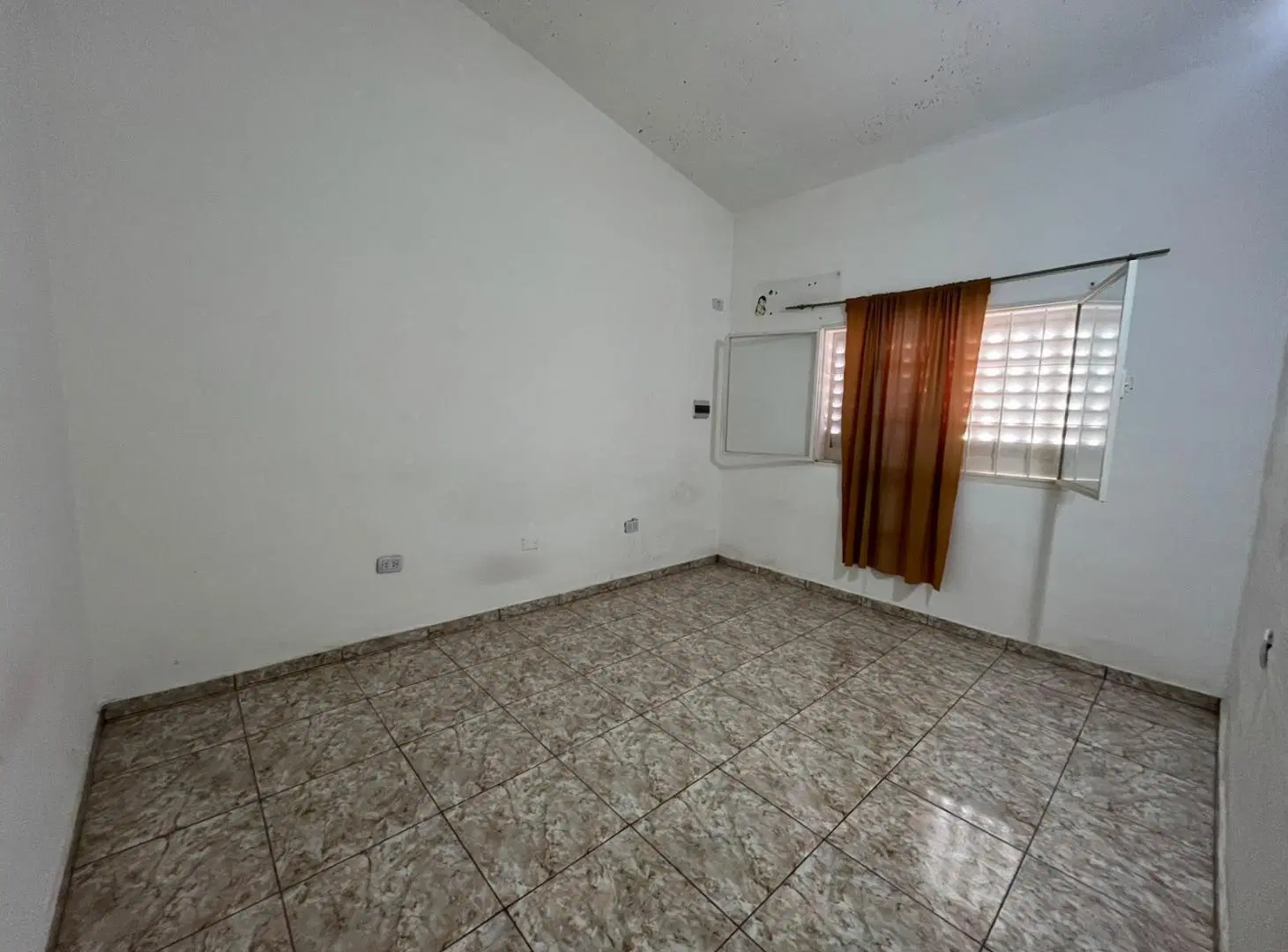 ALQUILO CASA DOS DORMITORIOS CON PEQUEÑO PATIO LAS FLORES 3