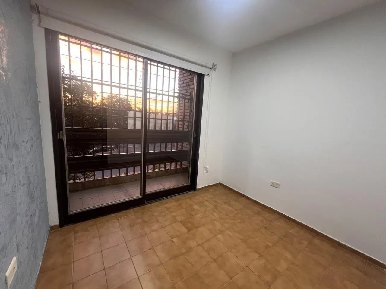Alquilo Dpto 2 Dormitorios por escalera totalmente reciclado bajas expensas 2