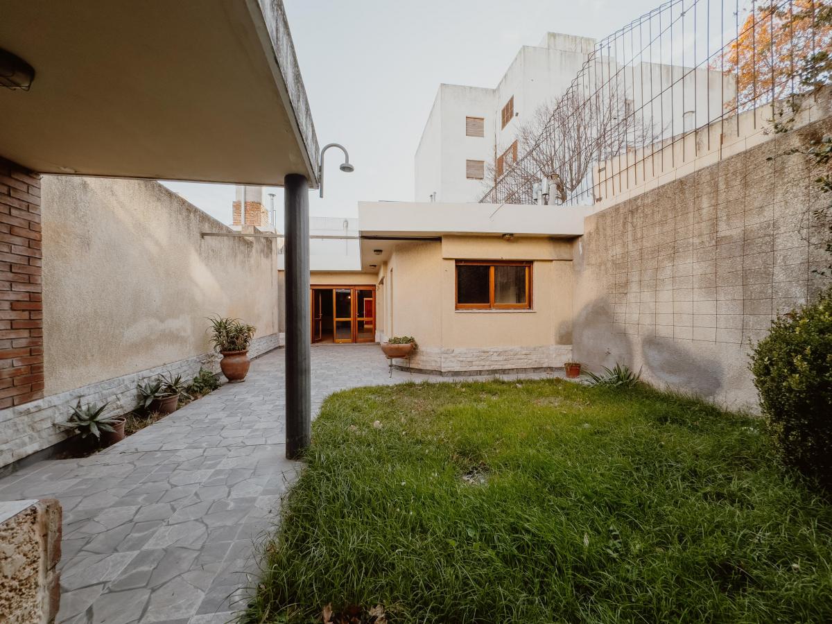 Venta - Casa de Dos Plantas en Sector Macrocentro de Tres Dorm.! 5