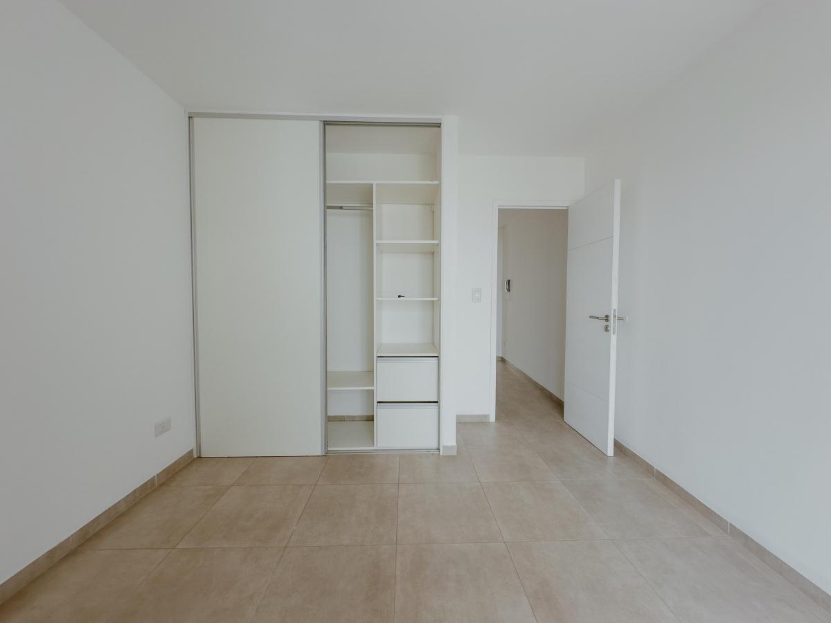 Departamento de un Dormitorio Sobre Calle San Martin. Edificio Lumino! 1