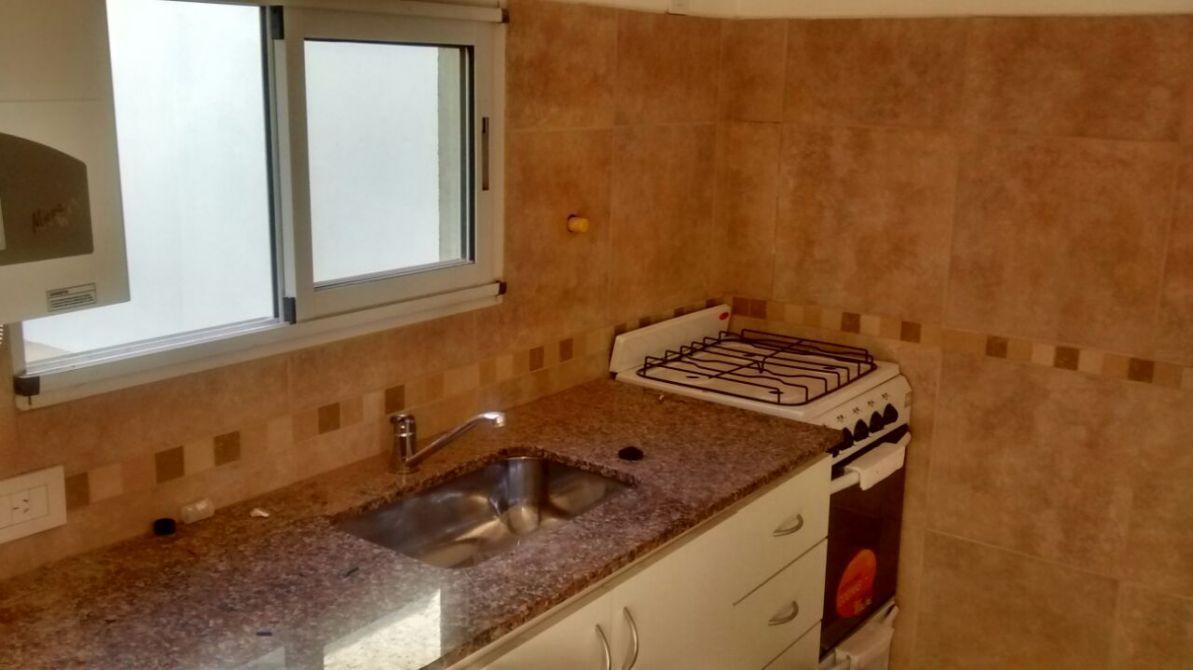 DEPARTAMENTO DE DOS AMBIENTES AL FRENTE CON COCHERA CON AIRE ACONDICIONADO