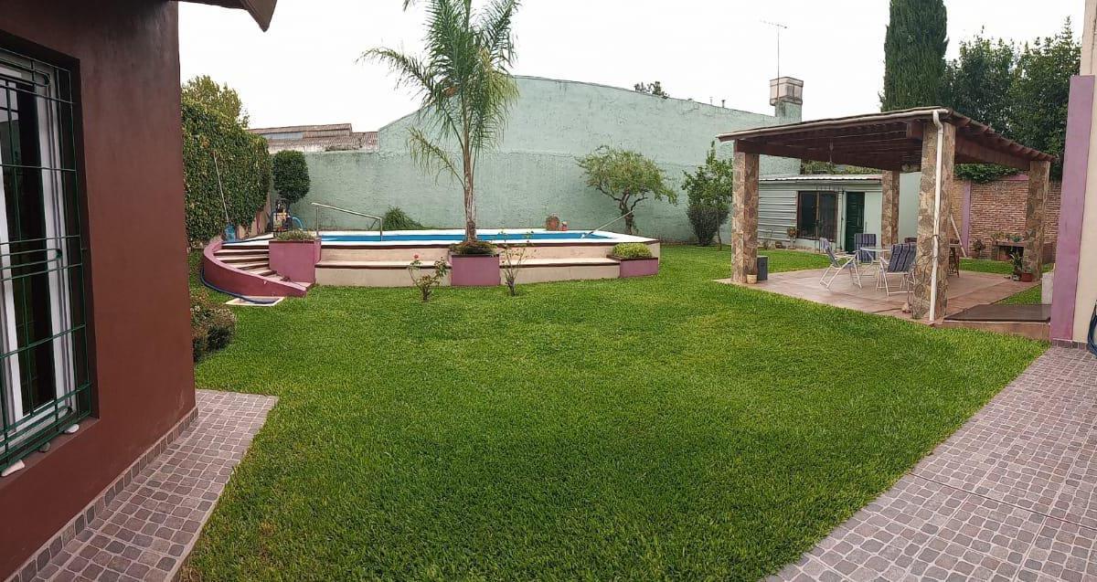 CASA DE CUATRO AMBIENTES CON COCHERA!!