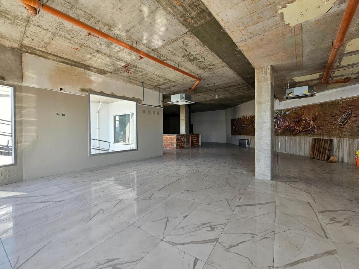 OFICINA/LOCAL COMERCIAL DE 340m2 CON VISTA AL RÍO EN ALQUILER EN PUERTO NORTE