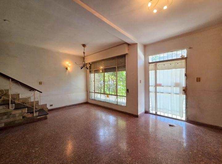 CASA EN ALQUILER DE 3 DORMITORIOS CON COCHERA, PATIO Y PARRILLERO 1