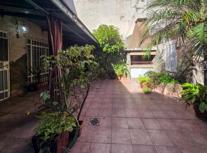 CASA EN ALQUILER DE 3 DORMITORIOS CON COCHERA, PATIO Y PARRILLERO 2