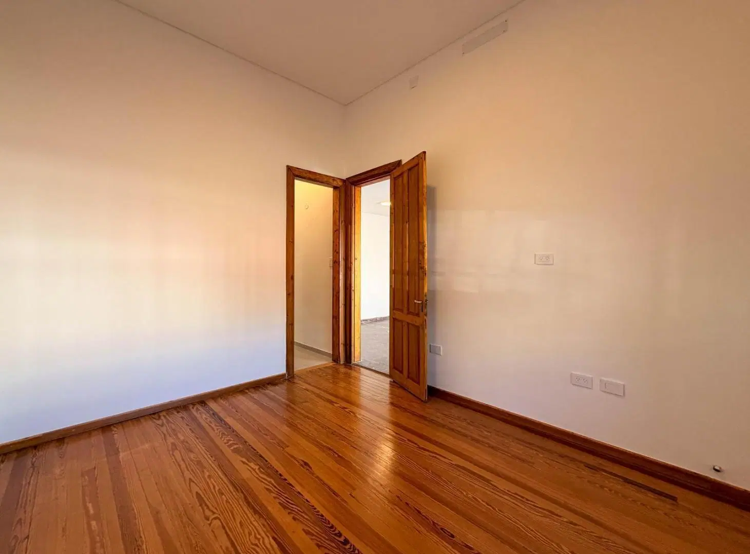 CASA DE 2 DORMITORIOS   COCHERA   JARDIN CON PARRILLERO EN ZONA NORTE 5