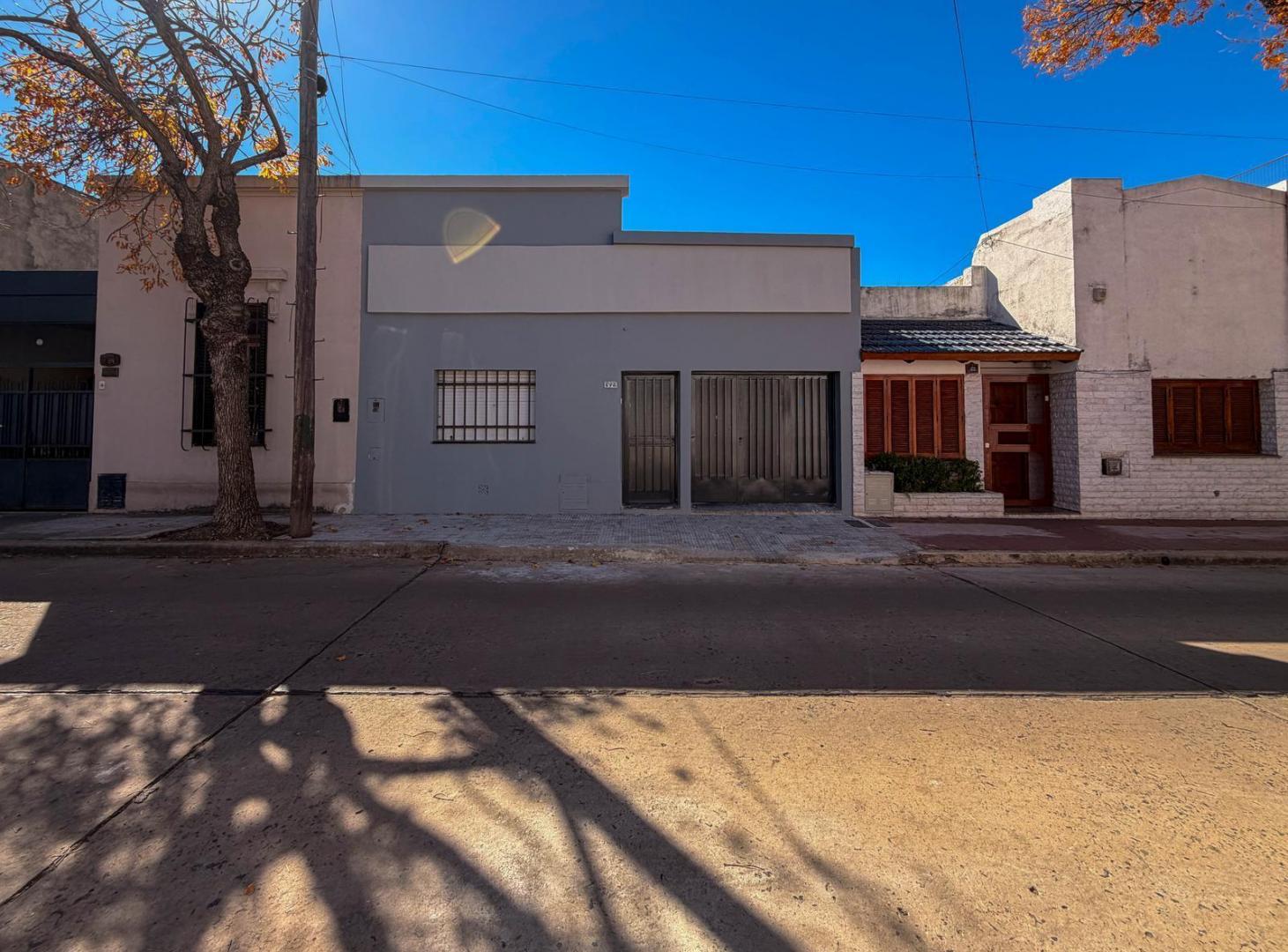 CASA DE 2 DORMITORIOS   COCHERA   JARDIN CON PARRILLERO EN ZONA NORTE