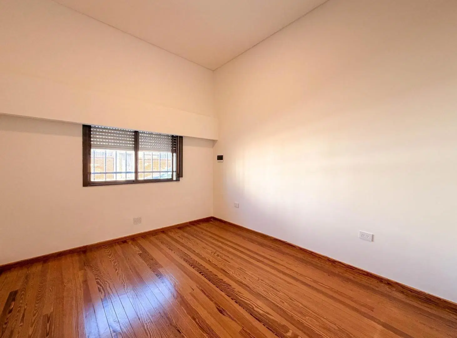 CASA DE 2 DORMITORIOS   COCHERA   JARDIN CON PARRILLERO EN ZONA NORTE 2